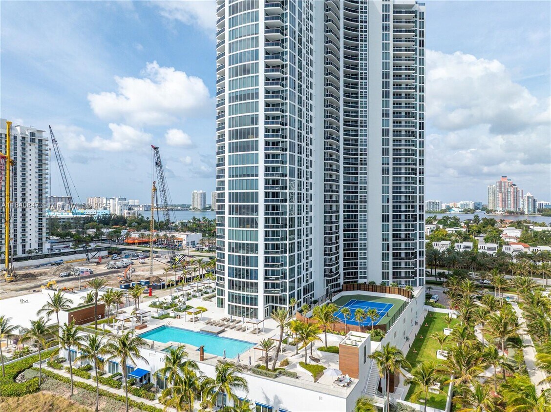 Foto principal - 18911 Collins Ave