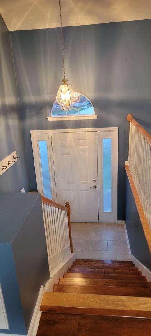 Building Photo - Fantastic 3 BR and 2 Bath Split level 2052...