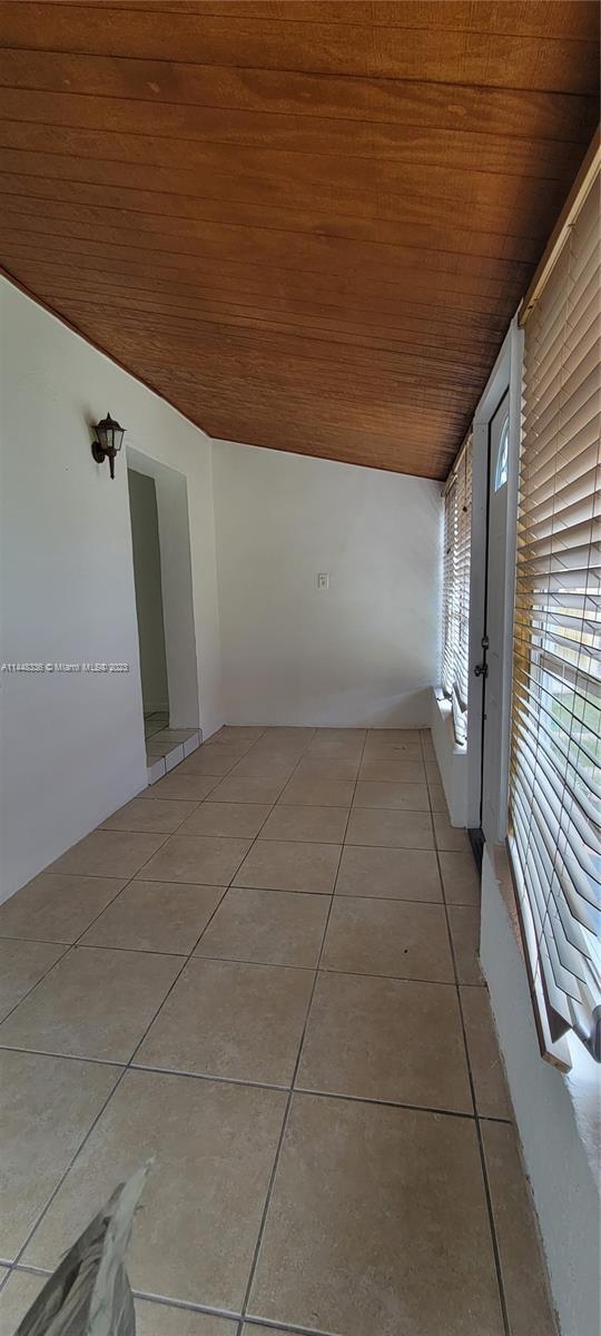 Building Photo - 600 SW 44th Ct