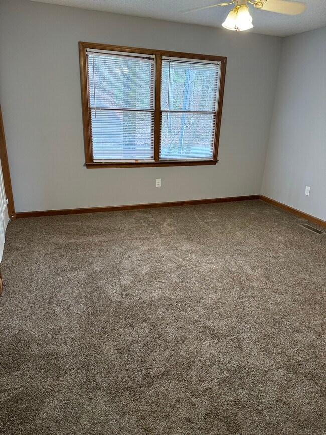 New carpet - 102 Rock Knoll Dr
