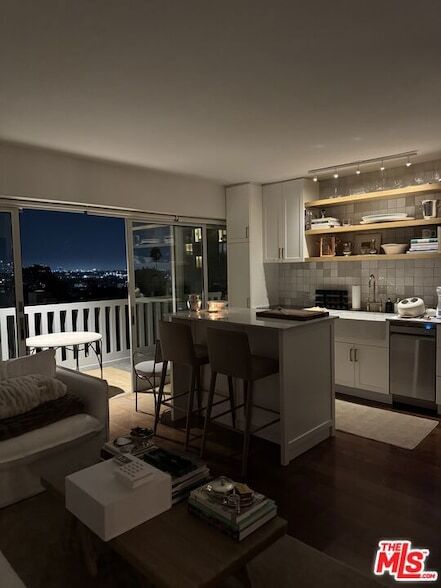 Building Photo - 999 N Doheny Dr