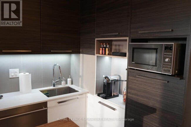 Photo du bâtiment - 36 Park Lawn Rd