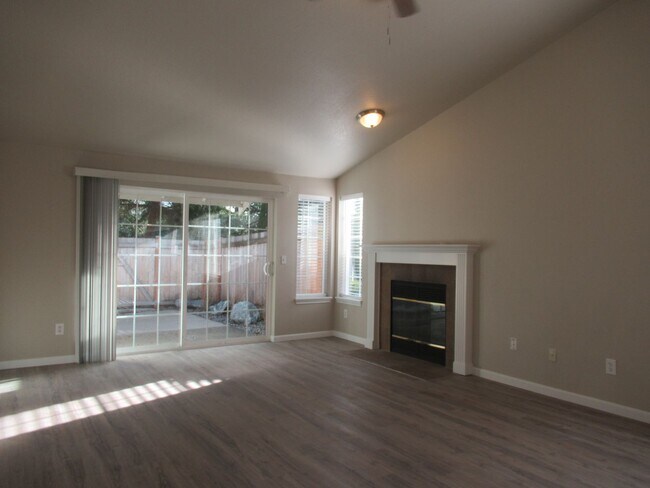 Building Photo - APPROVED APPLICATION-Updated 3 bedroom, 2 bathroom 1 story townhome in Kent's Bridgwater