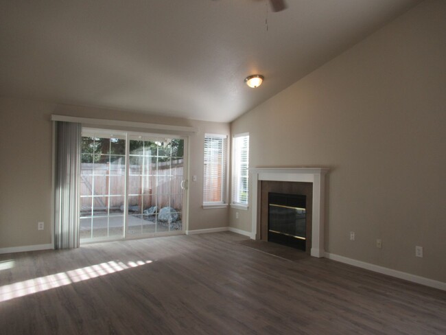 Foto del edificio - Updated 3 bedroom, 2 bathroom townhome in ...