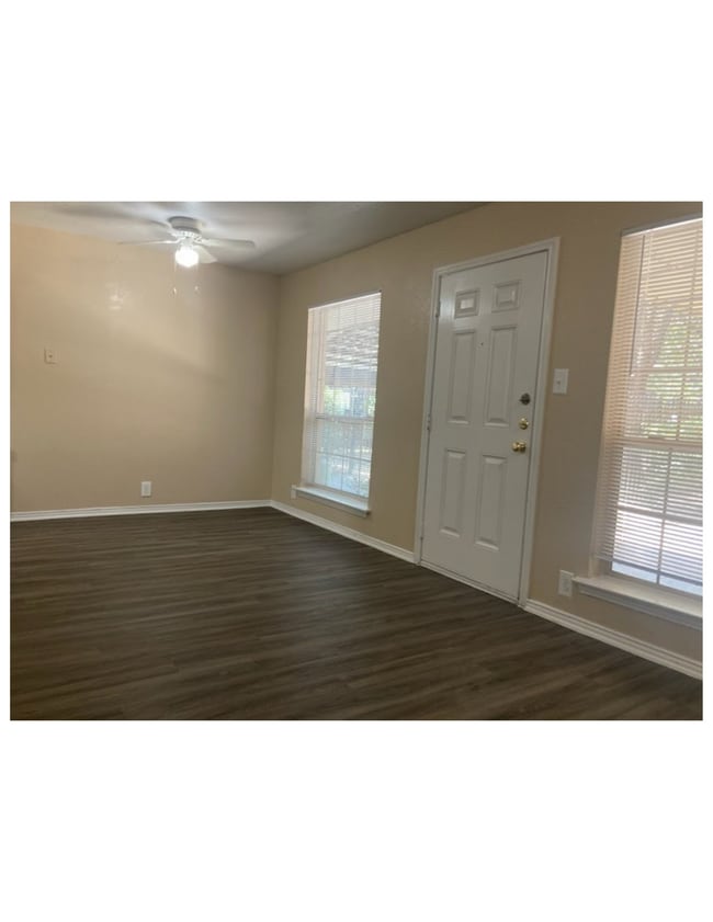 Building Photo - 2701 Green Oaks Rd