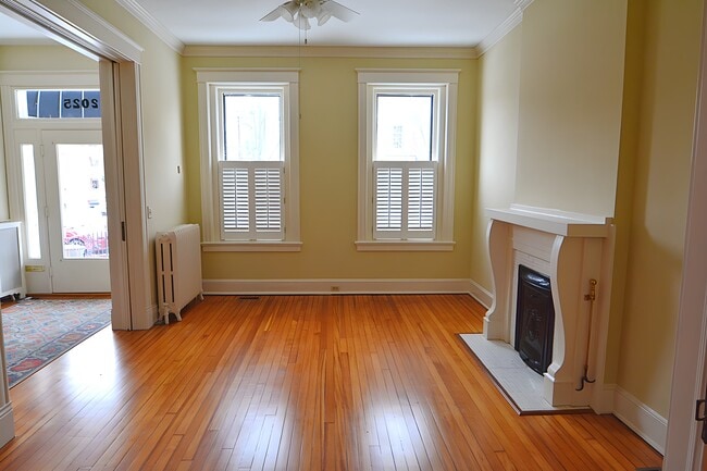 Building Photo - 2025 Grove Ave