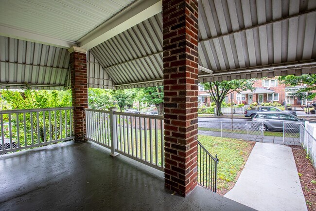 Foto del edificio - Charming 3 BR/3 BA Semi-Detached Home in F...