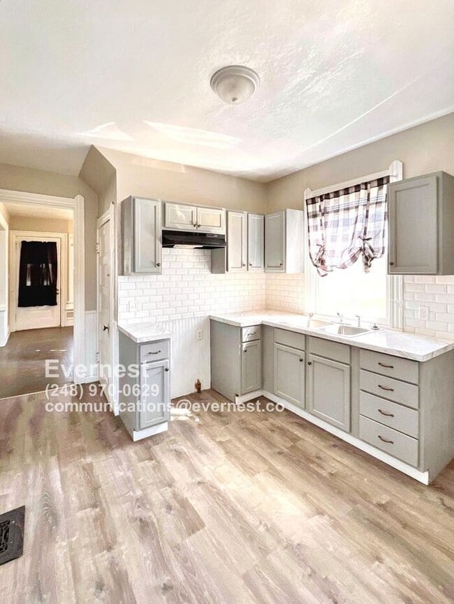 Building Photo - Charming 3-Bedroom Home Near St. Vincent’s...