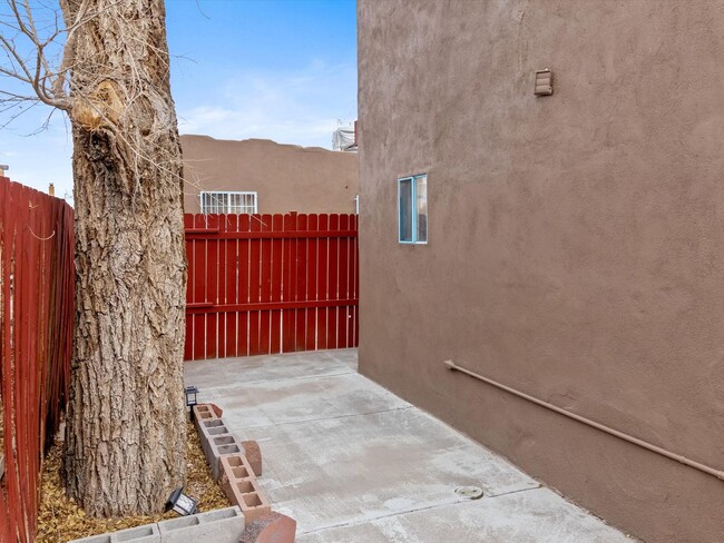 Building Photo - Charming 1 Bed / 1.5 Bath Rental Ready to ...