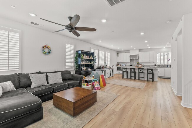 Foto del edificio - Exquisite Modern Townhome Nestled in the T...