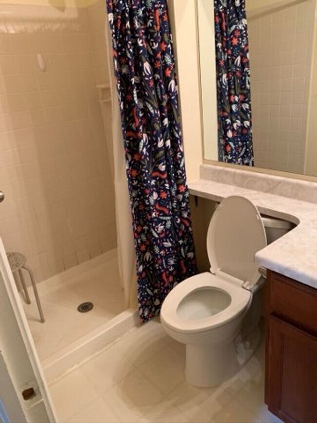 Foto del edificio - Huge room in a large shared home, private bathroom, great neighborhood, friendly roommates!