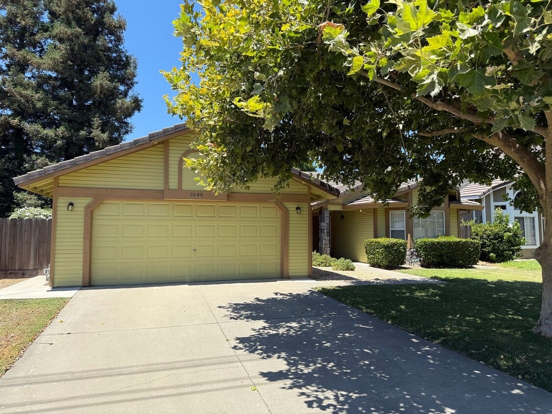 Primary Photo - 4 bedroom single story in Turlock!