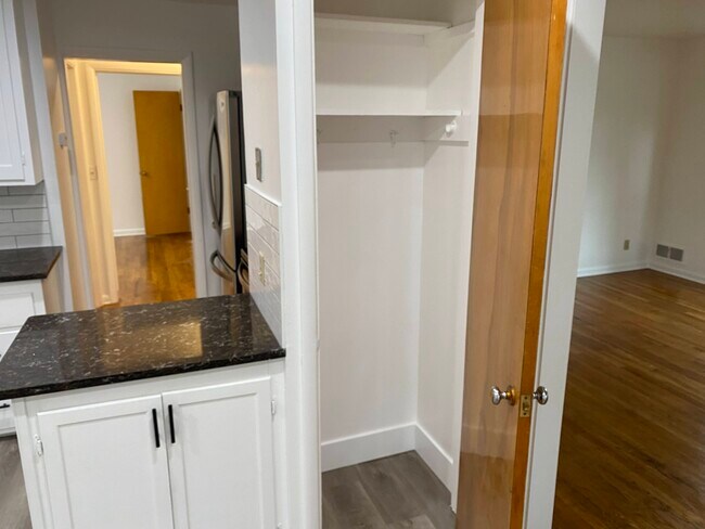 Building Photo - Spacious Unit in Sugarhouse!