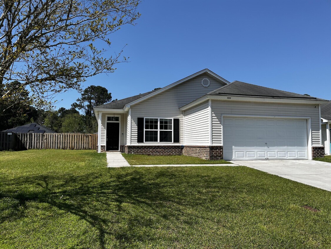 Foto principal - 723 E Bristol Way