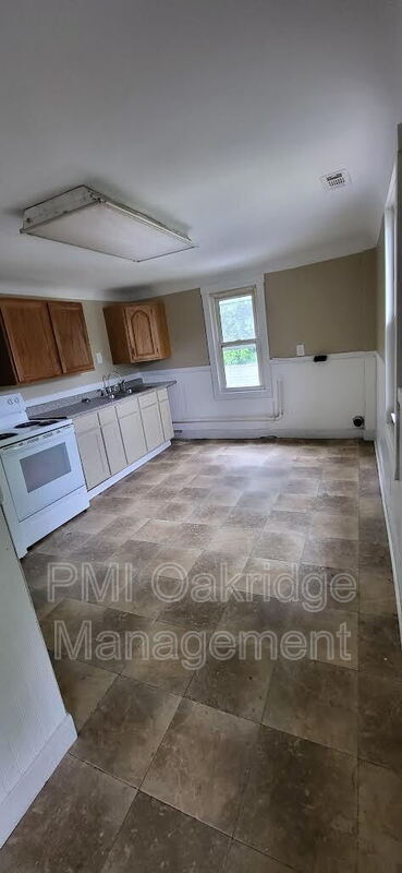 Building Photo - 906 1/2 Race Dr