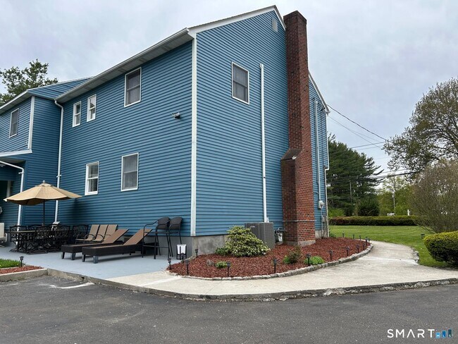 Foto del edificio - 890 Daniels Farm Rd