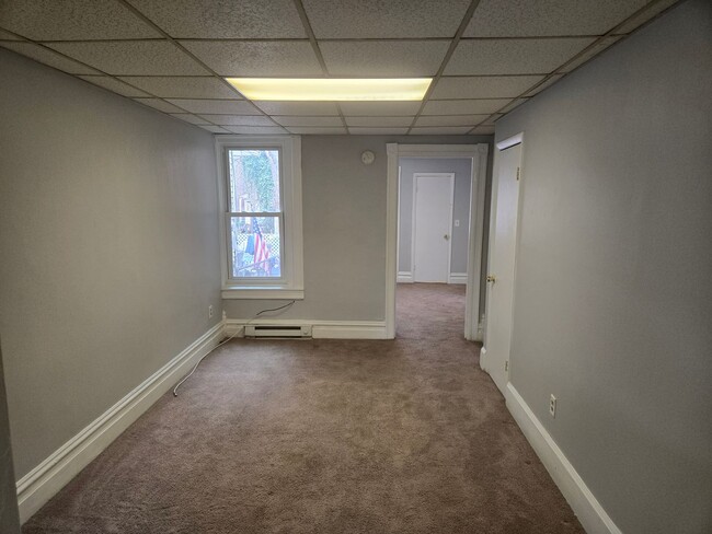 Building Photo - 946 W Maple St