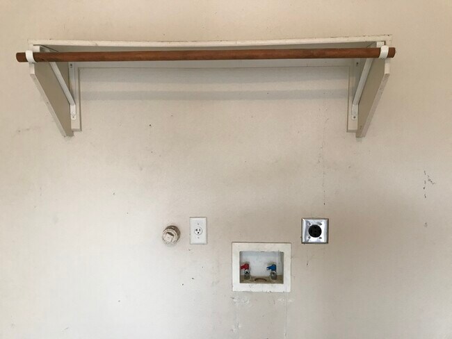 Washer dryer hook ups - 5750 Golf Hts