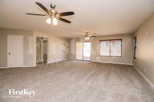 Foto del edificio - 914 W Desert Canyon Dr