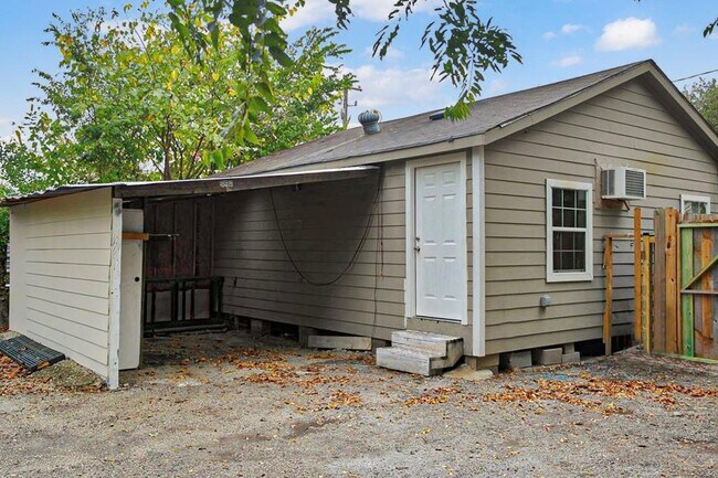 Building Photo - 235 E Crosstimbers St