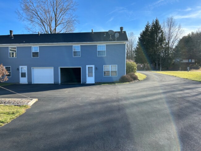 Building Photo - 923 Skyside Dr