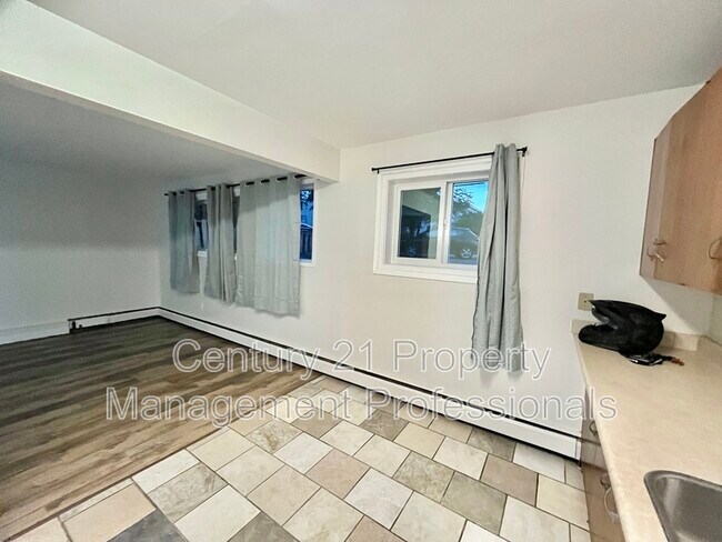 Photo du bâtiment - 11832-105 Street NW
