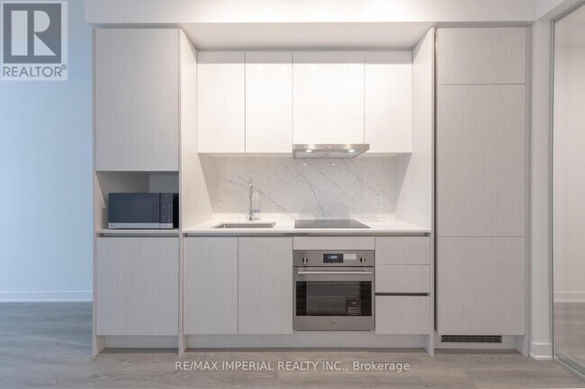 Photo du bâtiment - 180 Front St E