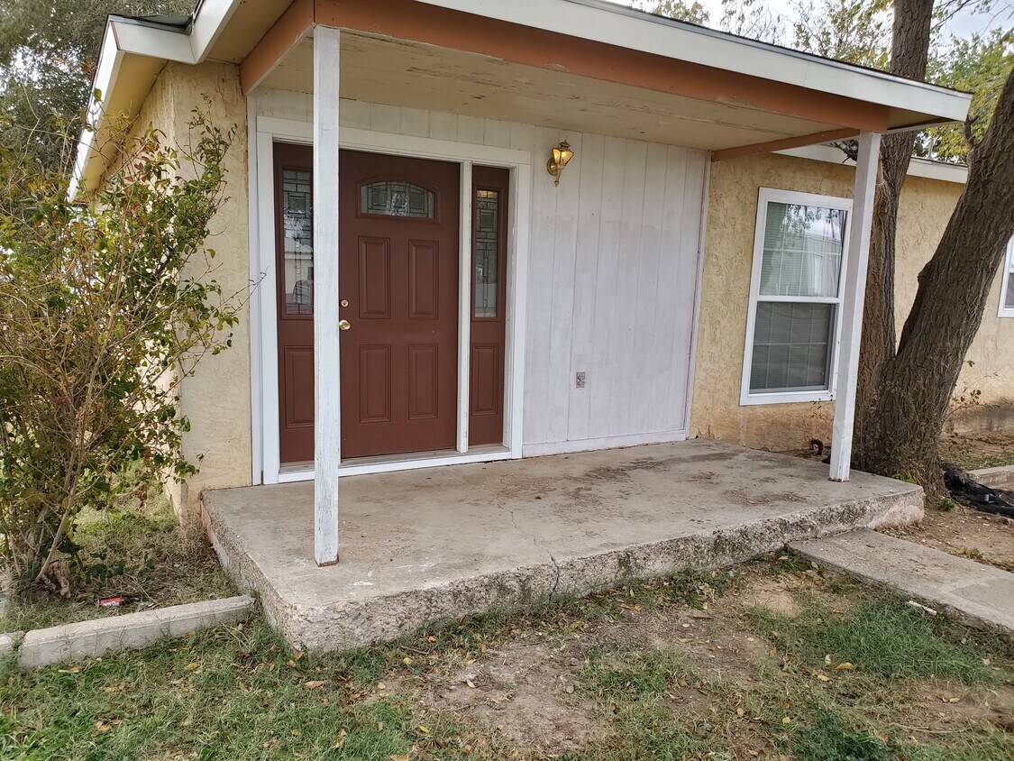 Foto principal - 1621 E 2nd St