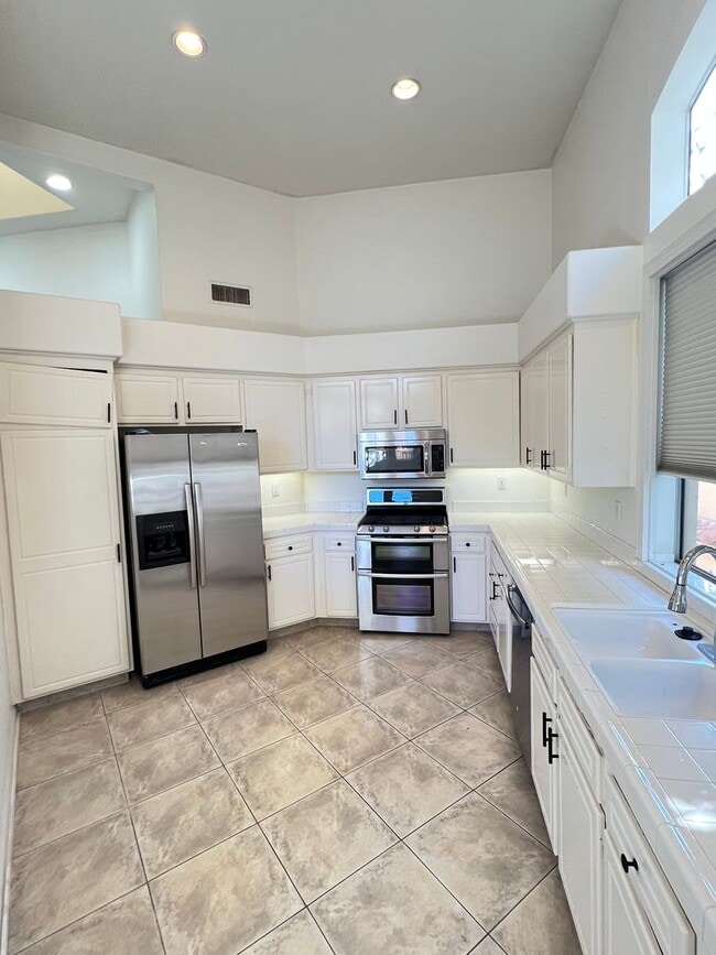 Building Photo - Light Filled 2 Bed 2 Bath Tustin Condo wit...