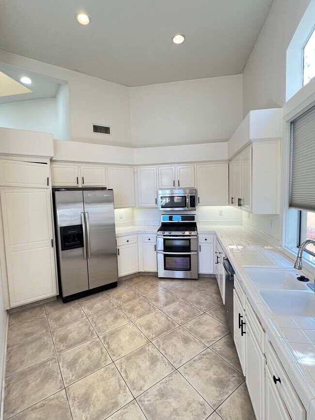 Foto del edificio - Light Filled 2 Bed 2 Bath Tustin Condo wit...