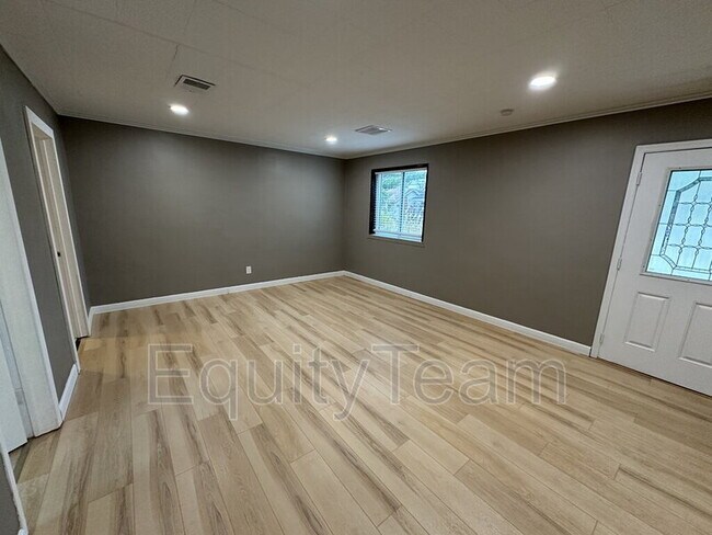 Building Photo - 8709 Pine Rd