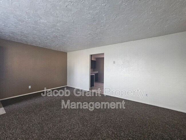 Foto del edificio - 1335 Elizabeth Cir