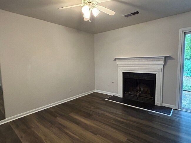 Building Photo - MOVE-IN SPECIAL! End Unit in Main Station with Hardwood Floors and Fireplace