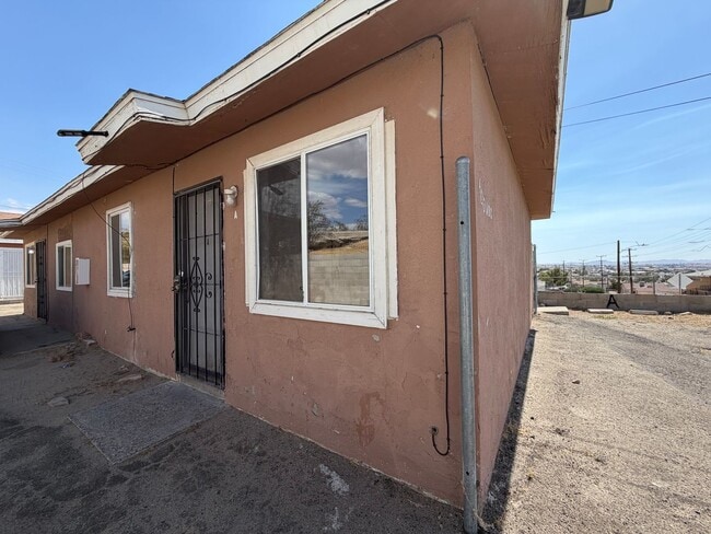 Building Photo - 400 W Fredricks St