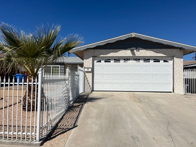 Building Photo - 4 Bedroom 1.5 Bathroom House with 2 Car Ga...