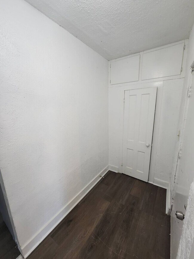 Building Photo - Charming 6-Bedroom Property in Prime Location