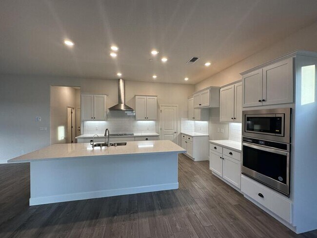 Building Photo - 200 Chinook Dr