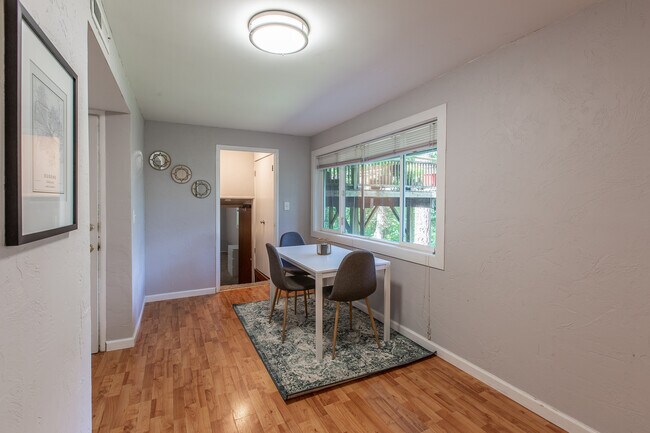 Foto del edificio - 2401 Birch Ln