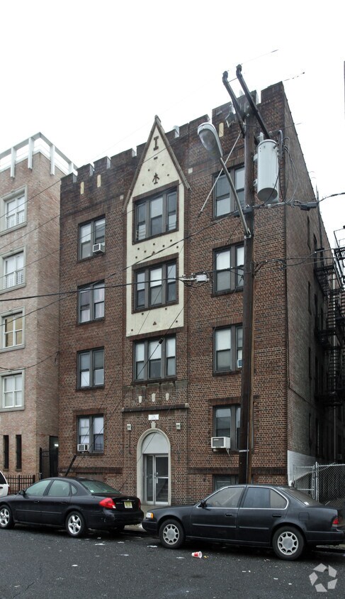 Building Photo - 134 Corbin Ave