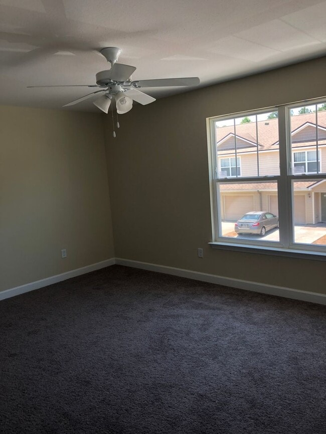 Foto del edificio - 3 bedroom, 2.5 bath located on Callaway Chase Lane. Close to TAFB