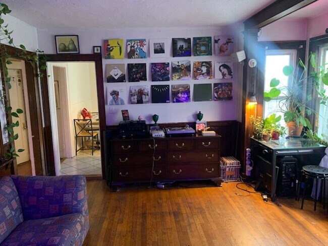 Foto del edificio - GREAT 4Br/1Bth, newly renovated bathroom and kitchen. Deck!