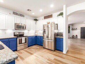 Building Photo - 1180 E Saddleback Pl