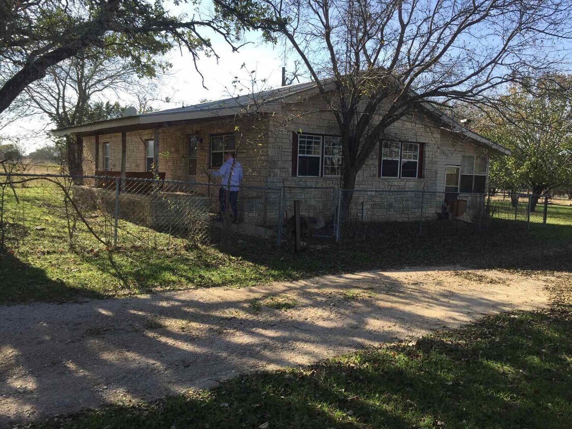 Building Photo - 199 Apache Springs Rd
