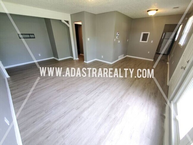 Building Photo - 4 Bedroom Ranch Home in Grandview-Availabl...