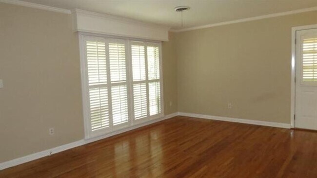 Building Photo - 3 BR/ 1.5 Midtown Charmer!