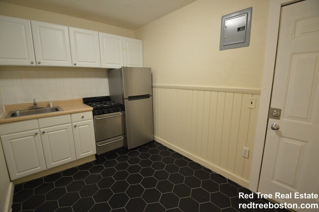 Building Photo - 303 Hancock St