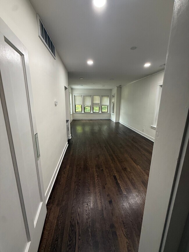 Foto del edificio - 5205 W Newport Ave