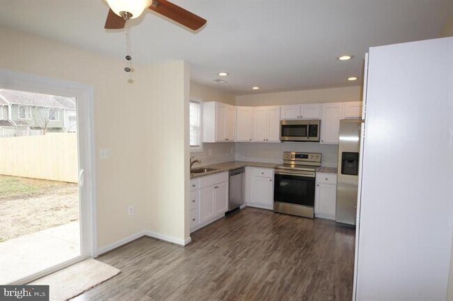 Building Photo - 1656 Woodtree Ct E