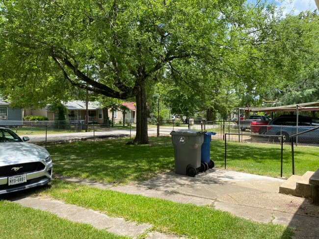 Building Photo - 205 Chambers St