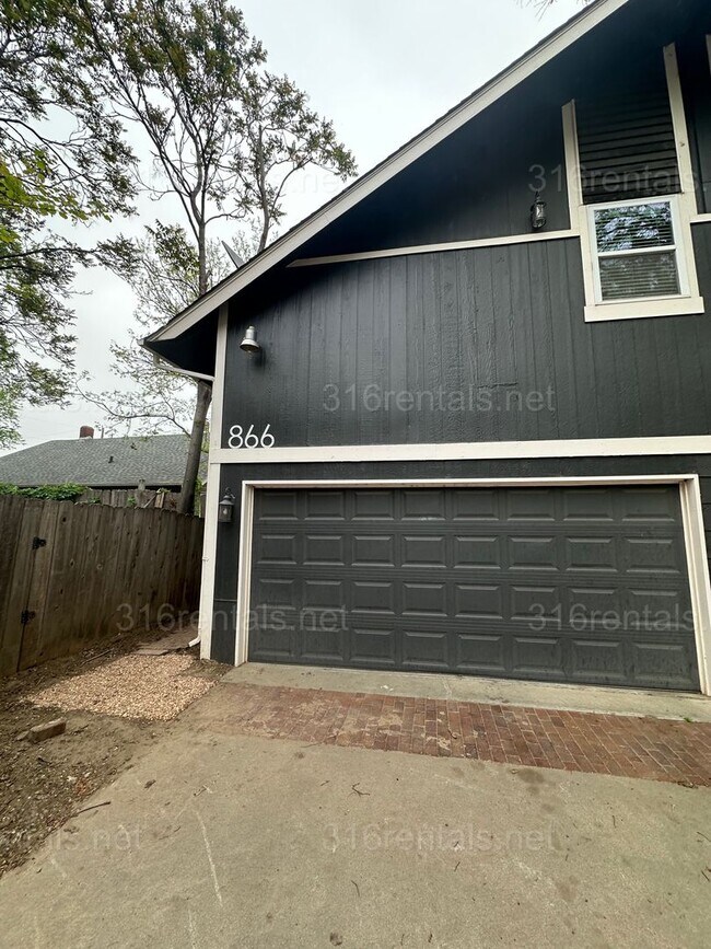 Foto del edificio - $1545 - 2 bed 1.5 bath - Duplex located in Riverside